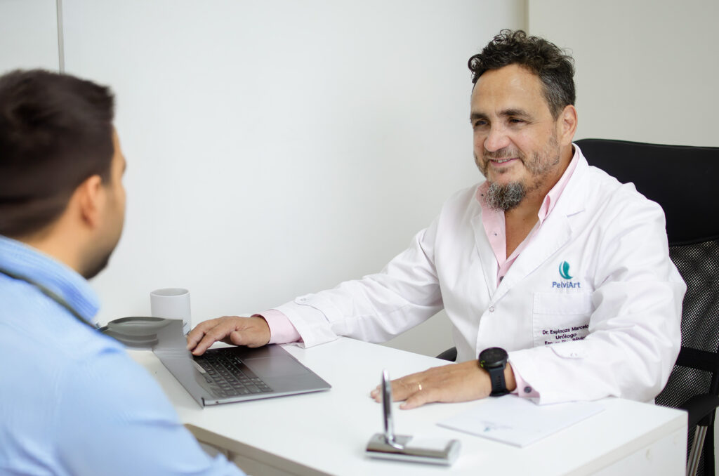 Médico urólogo de PelviArt conversando con un paciente durante una consulta en el consultorio