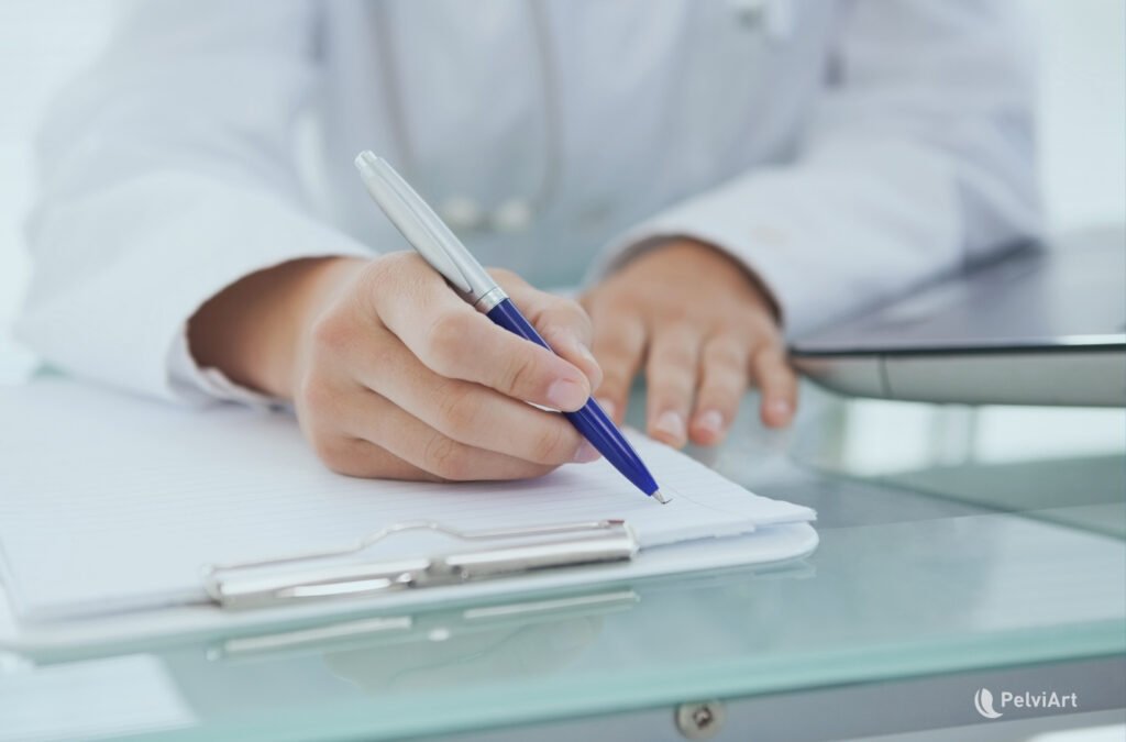 Persona completando un diario miccional para registrar sus hábitos urinarios.
