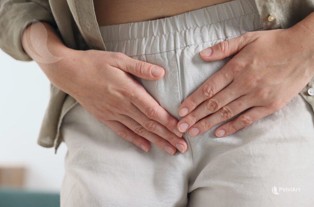 Mujer con las manos sobre la zona pélvica por dolor pélvico